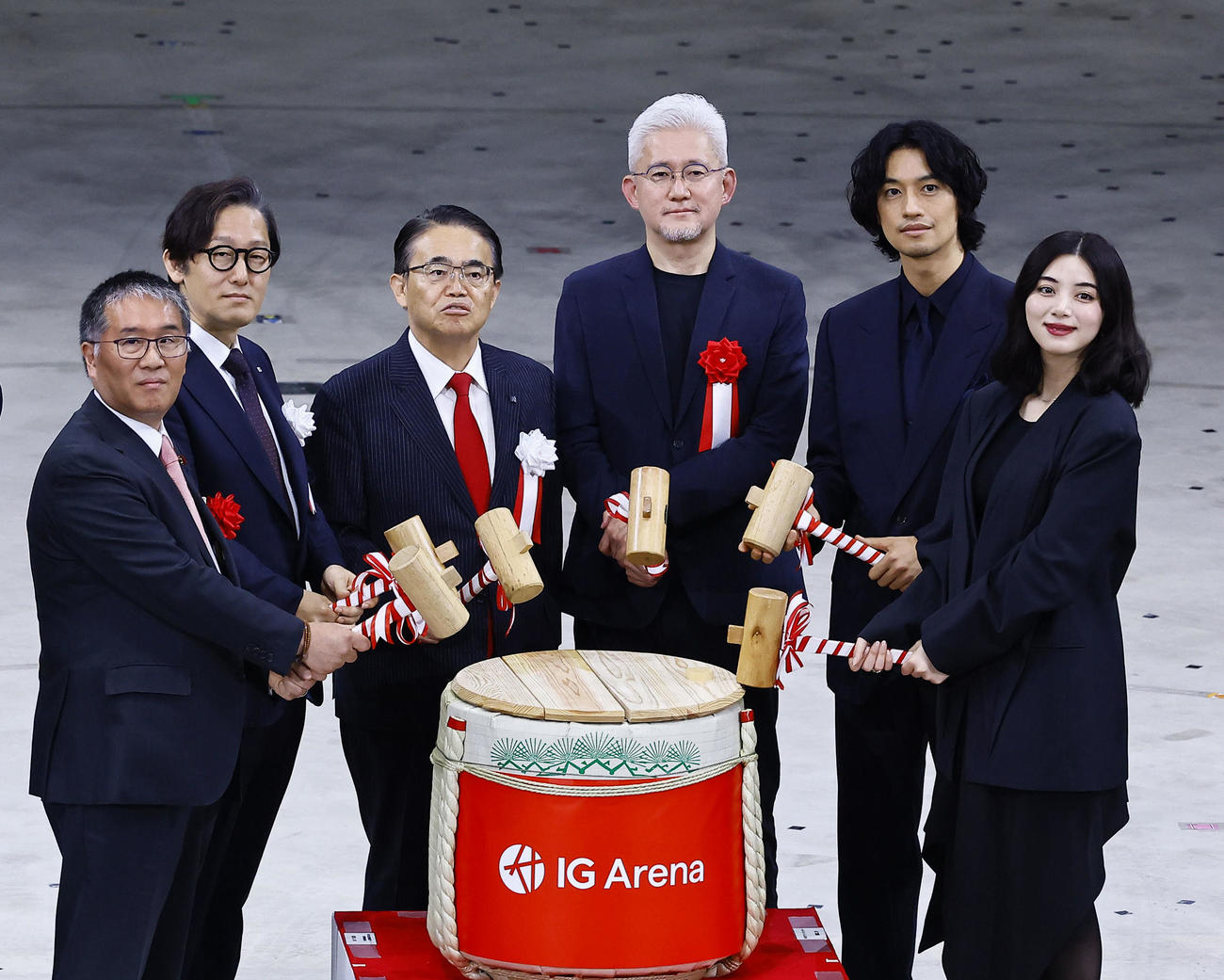 「IGアリーナ」開業式典で鏡開きを行う右から池田エライザ、斎藤工（撮影・藤尾明華）