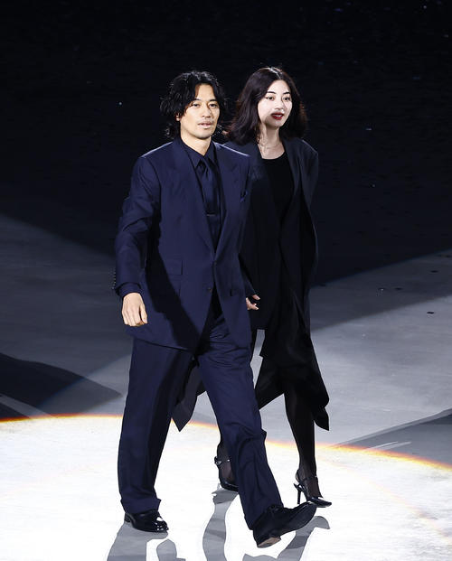 池田良則、【赤い椅子】、希少な画集より、状態良好、新品高級額装付、送料無料 池田エライザ「新築の香りに胸ときめく」真っ黒衣装でほほ笑み 国内