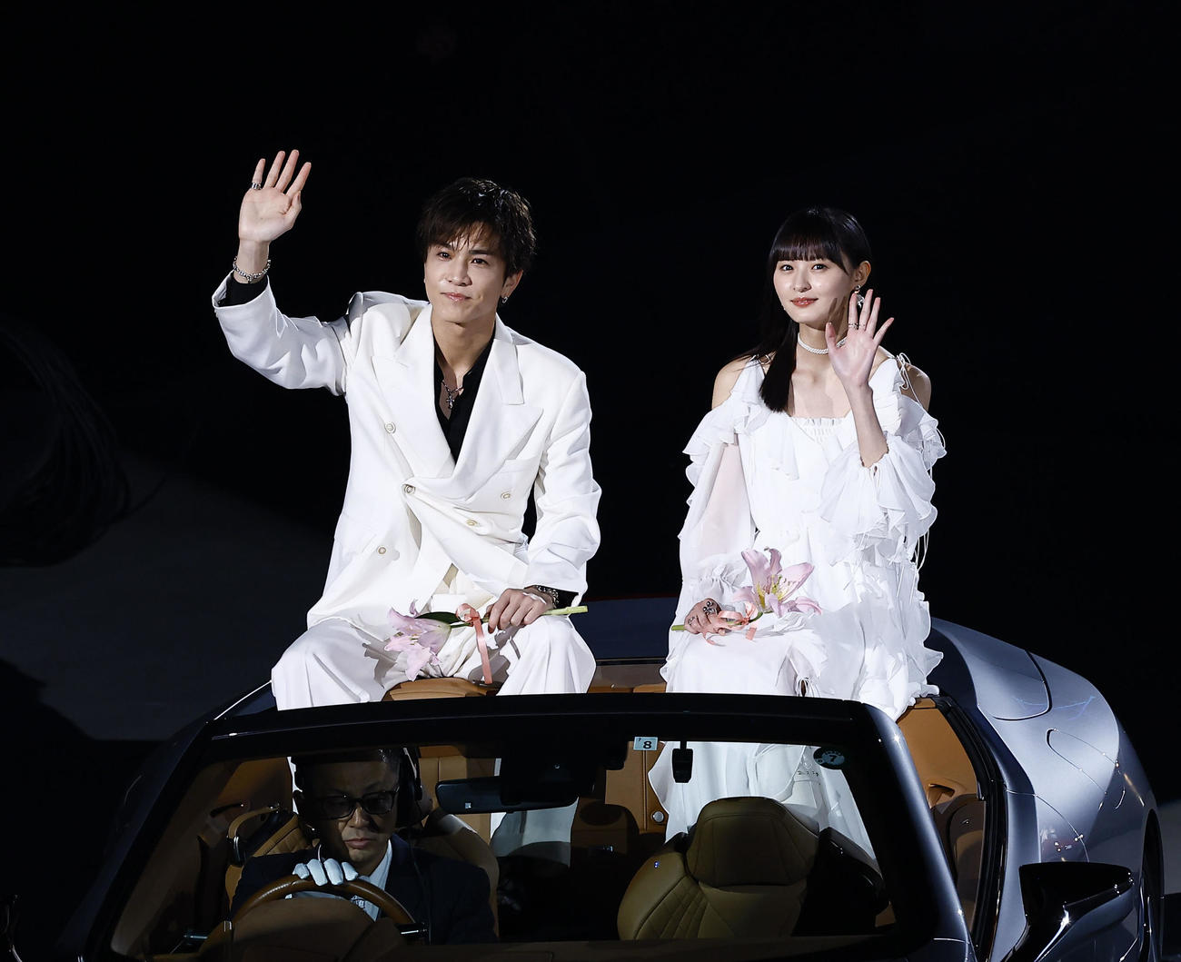 「IGアリーナ」開業式典のオープニングアクトに登場した三代目J SOUL BROTHERSの岩田剛典（左）と乃木坂46の遠藤さくら（撮影・藤尾明華）