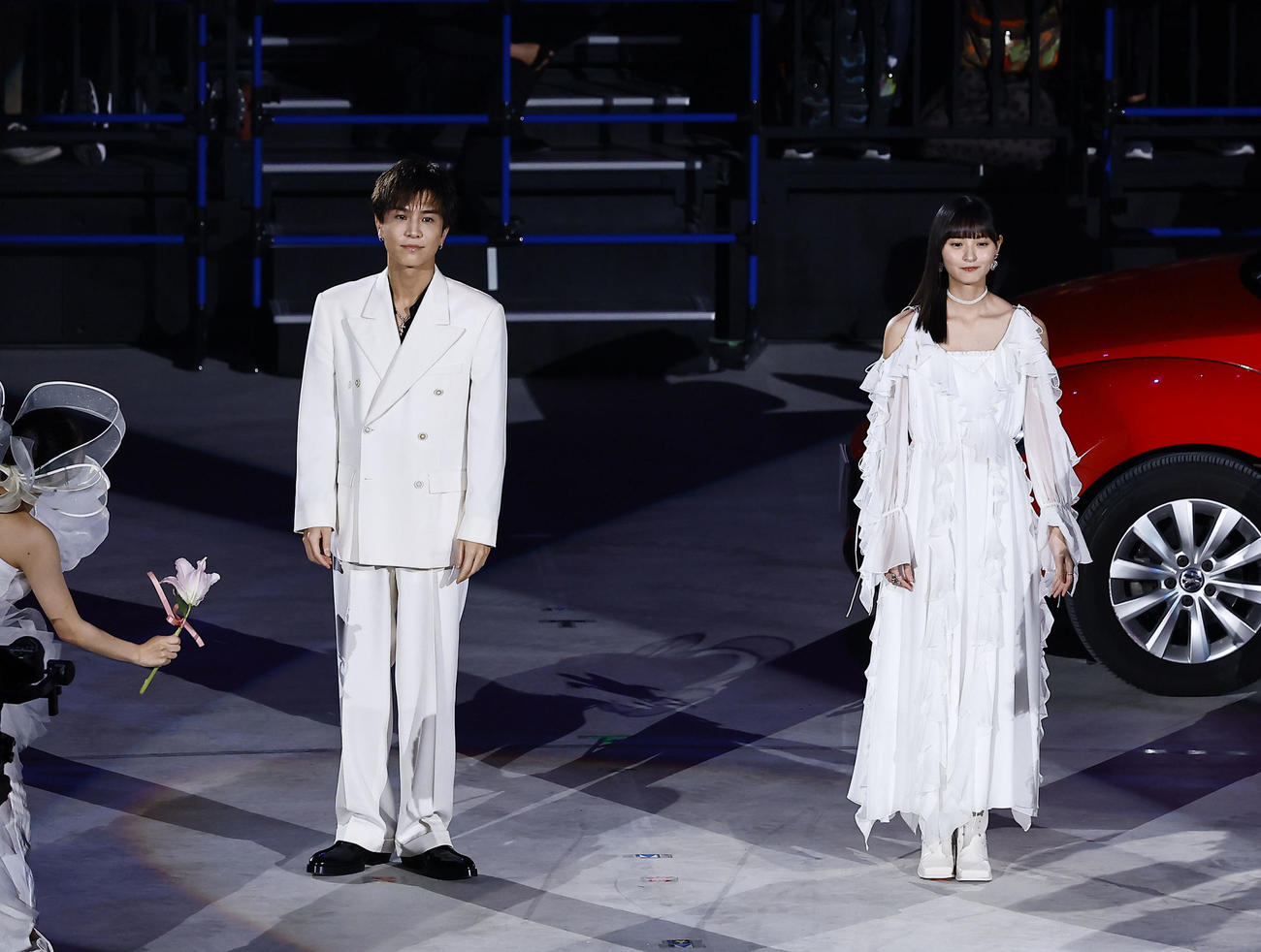 「IGアリーナ」開業式典のオープニングアクトに登場した三代目J SOUL BROTHERSの岩田剛典（左）と乃木坂46の遠藤さくら（撮影・藤尾明華）