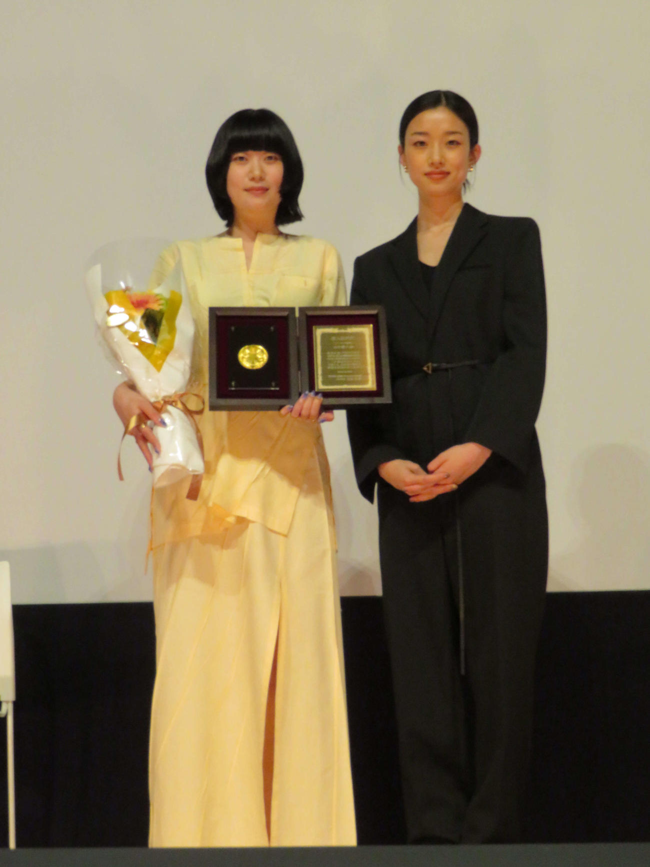 第34回日本映画プロフェッショナル大賞授賞式で新人監督賞を受賞した山中瑶子監督（左）と、祝福に駆けつけた河合優実（撮影・村上幸将）