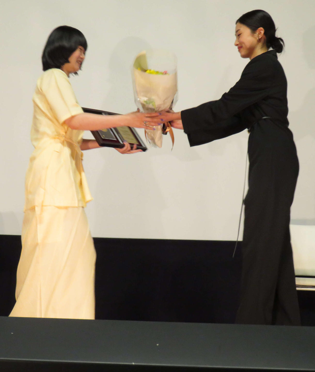 第34回日本映画プロフェッショナル大賞授賞式で新人監督賞を受賞した山中瑶子監督（左）と、祝福に駆けつけた河合優実（撮影・村上幸将）