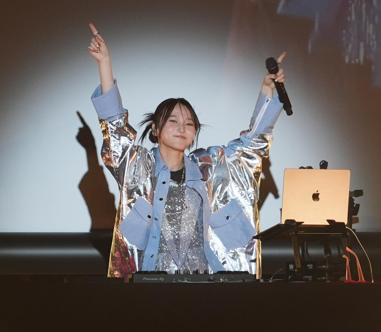 バースデーファンミーティングでDJ RihoRihoこと鞘師里保がパフォーマンスを披露する（撮影・清水貴仁）