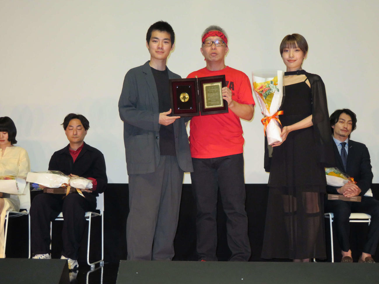 第34回日本映画プロフェッショナル大賞授賞式で作品賞と監督賞を受賞した「青春ジャック　止められるか、俺たちを2」の井上淳一監督（中央）と祝福する左から杉田雷麟、1人おいて芋生悠（撮影・村上幸将）