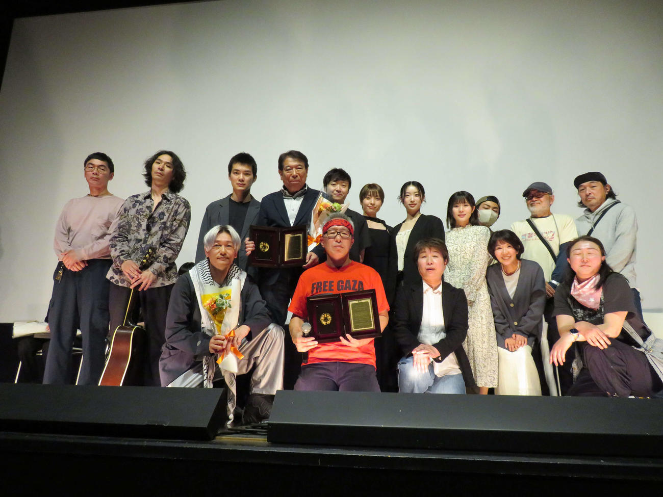 第34回日本映画プロフェッショナル大賞授賞式で作品賞と監督賞を受賞した「青春ジャック　止められるか、俺たちを2」の井上淳一監督（前列中央）と井浦新（同左）ら（撮影・村上幸将）