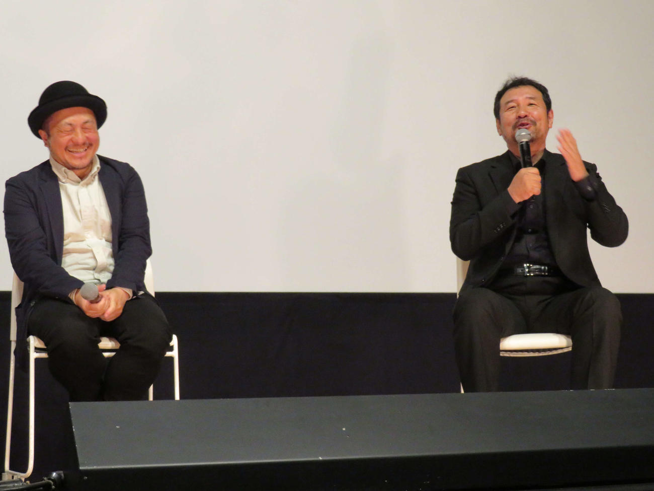 第34回日本映画プロフェッショナル大賞授賞式後に「ここは日本映画の最前線」と題した対談を行った、白石和彌監督（左）と安田淳一監督（撮影・村上幸将）