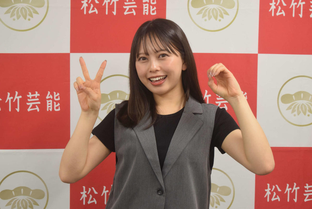 20歳のポーズを取る大平萌笑（撮影・阪口孝志）