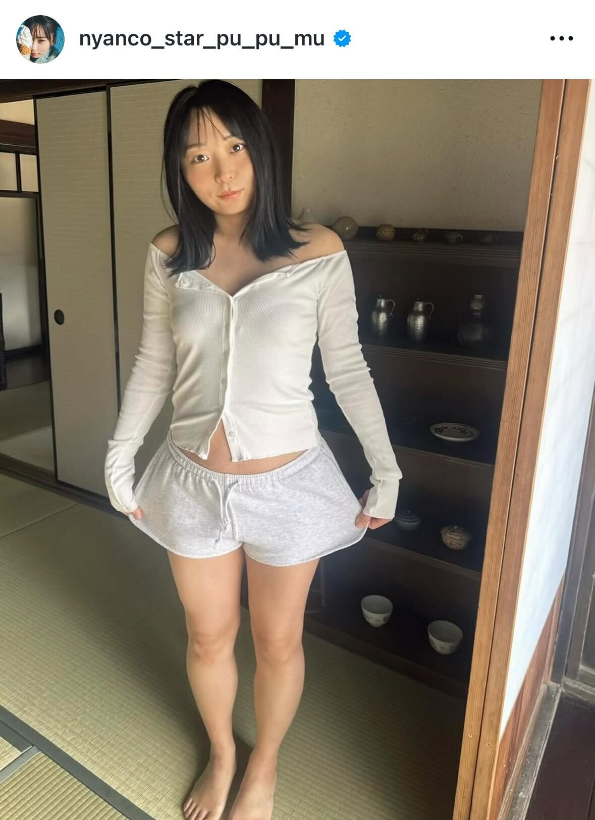 ショートパンツで美脚を披露するアンゴラ村長（インスタグラムから）