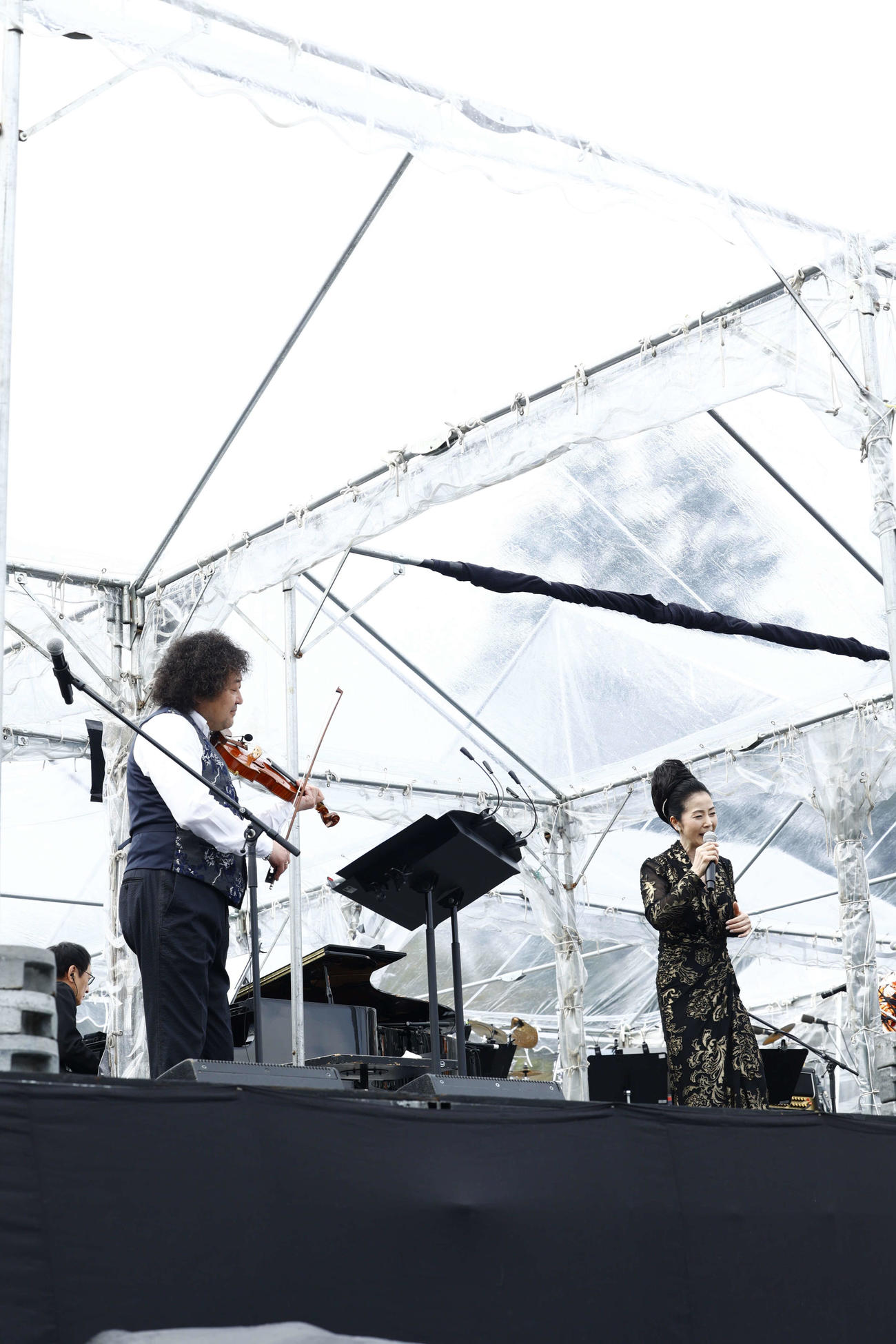 「葉加瀬太郎音楽祭2025」でパフォーマンスする葉加瀬太郎と坂本冬美