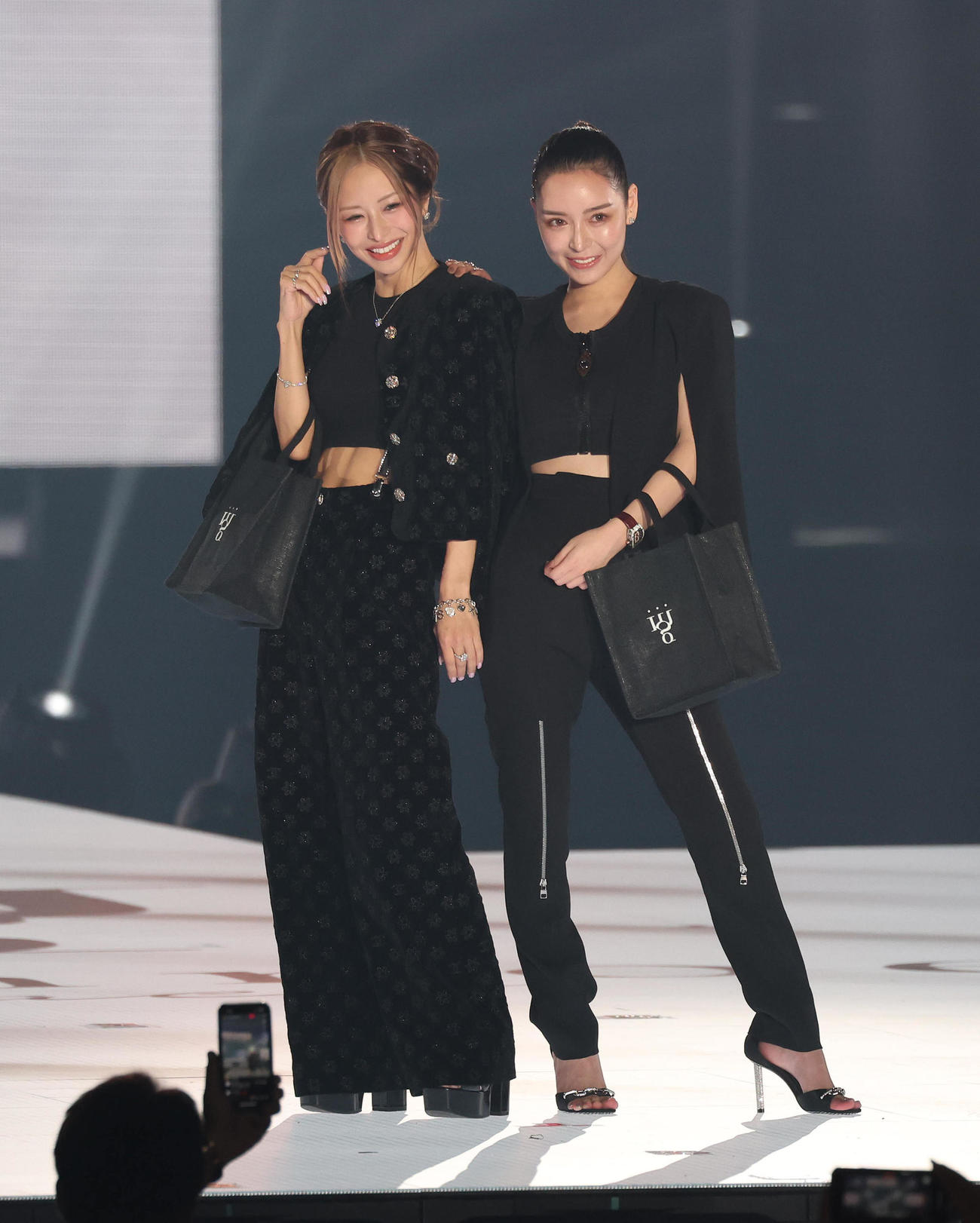 ランウェイでポーズを決める門りょう（左）と進撃のノア（2023年8月撮影）