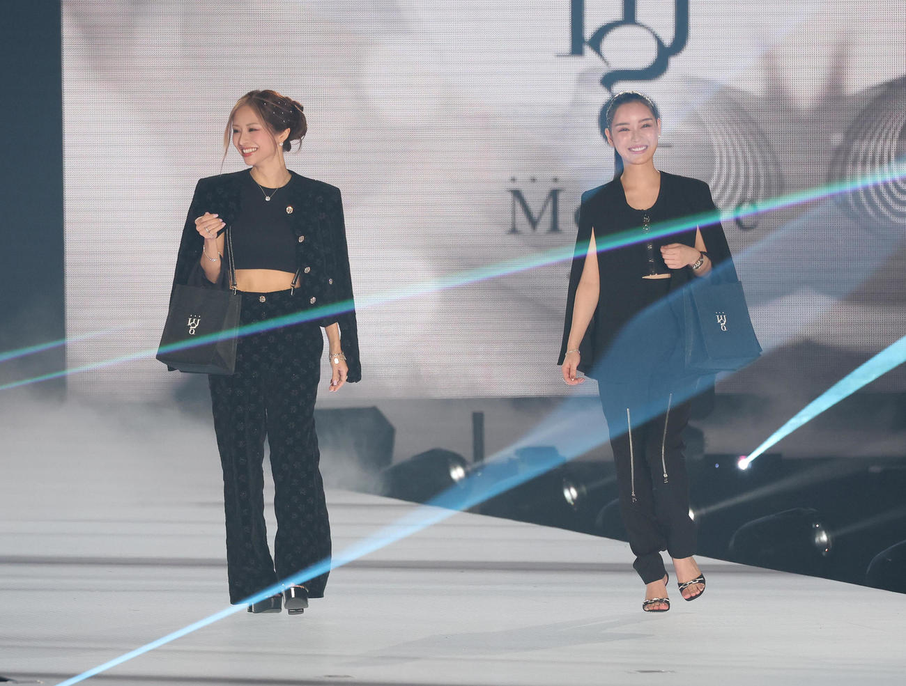 ランウェイを歩く門りょう（左）と進撃のノア（2023年8月撮影）