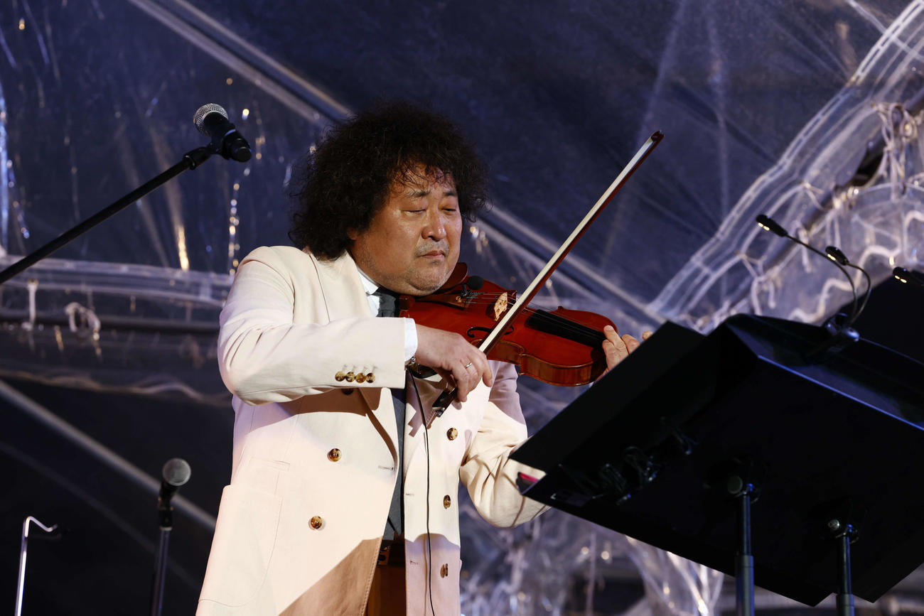 「葉加瀬太郎音楽祭2025」で演奏する葉加瀬太郎