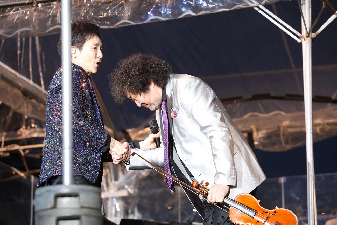 「葉加瀬太郎音楽祭2025」で握手する郷ひろみ（左）と葉加瀬太郎