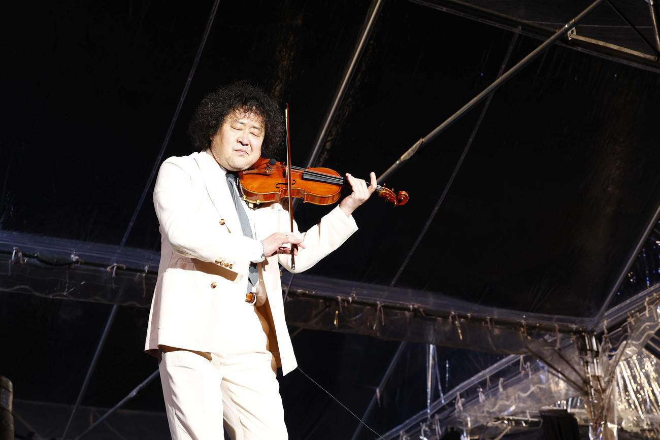 「葉加瀬太郎音楽祭2025」で演奏する葉加瀬太郎