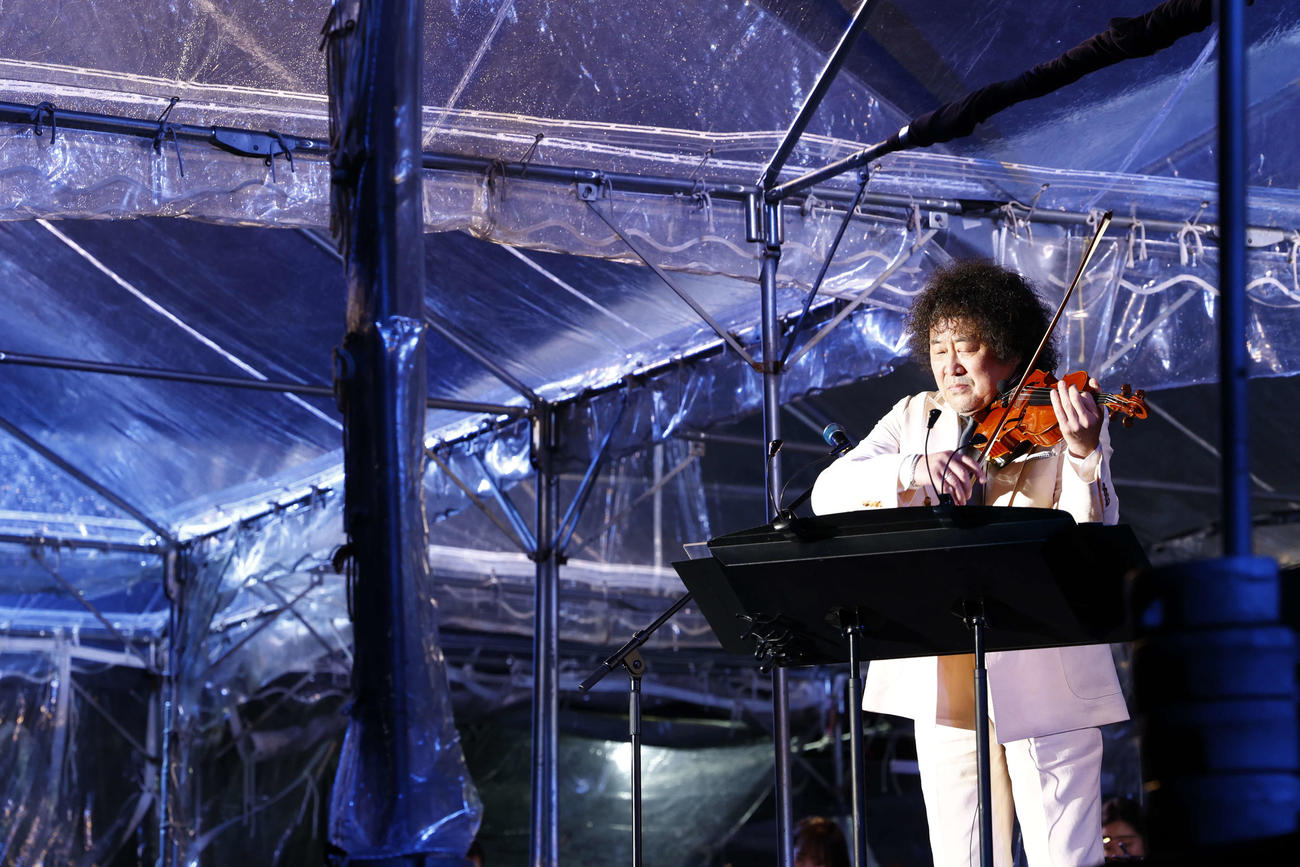 「葉加瀬太郎音楽祭2025」で演奏する葉加瀬太郎