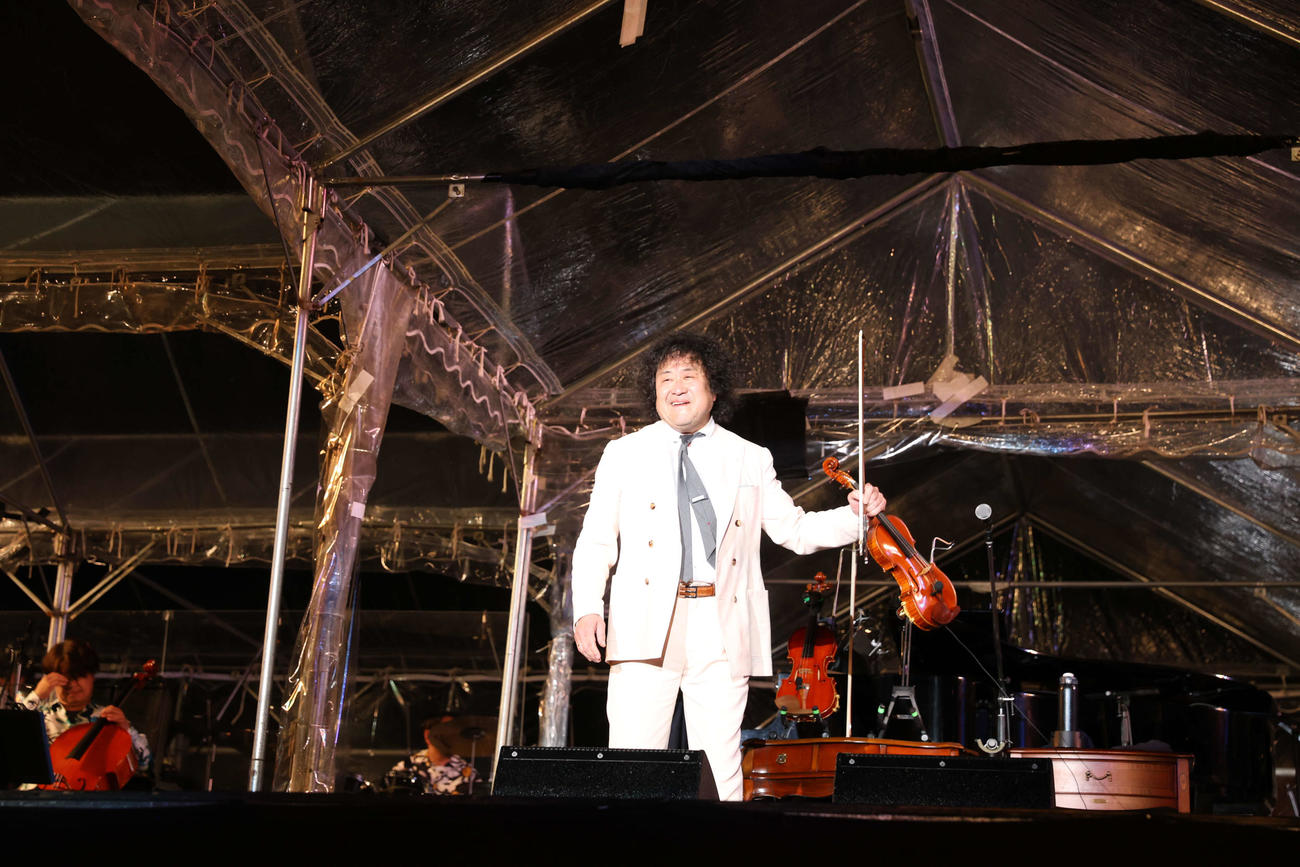 「葉加瀬太郎音楽祭2025」でステージに立つ葉加瀬太郎