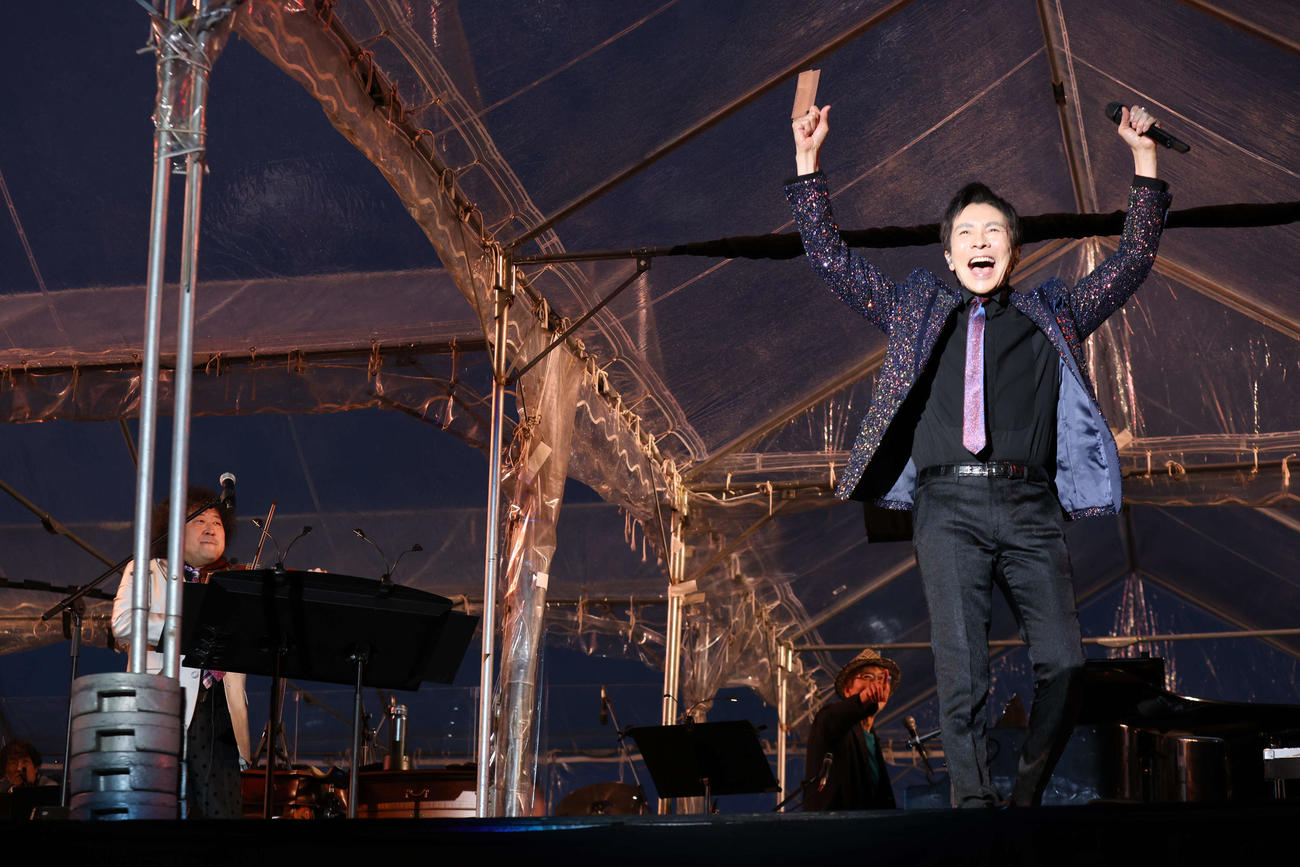 「葉加瀬太郎音楽祭2025」でパフォーマンスする郷ひろみ（右）と葉加瀬太郎