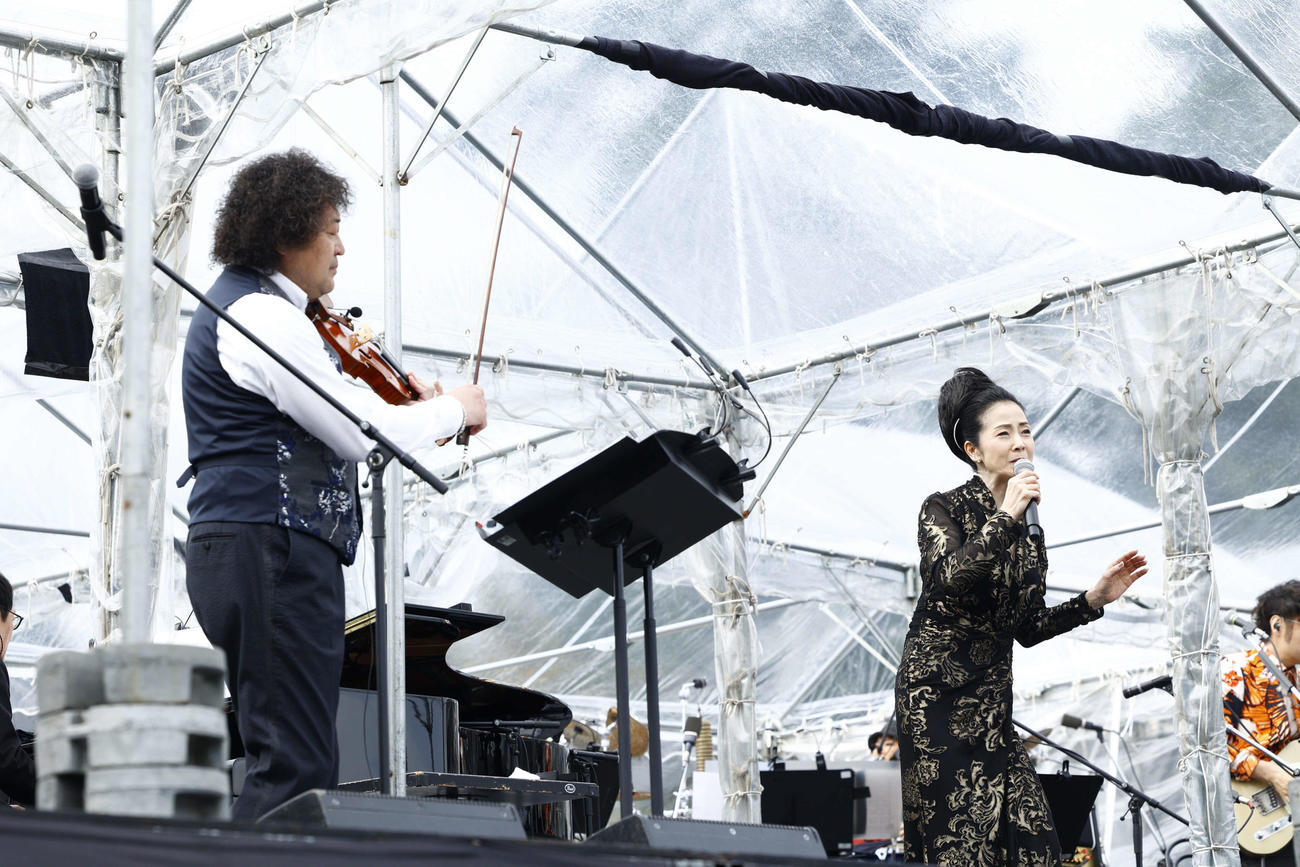 「葉加瀬太郎音楽祭2025」でパフォーマンスする葉加瀬太郎（左）と坂本冬美