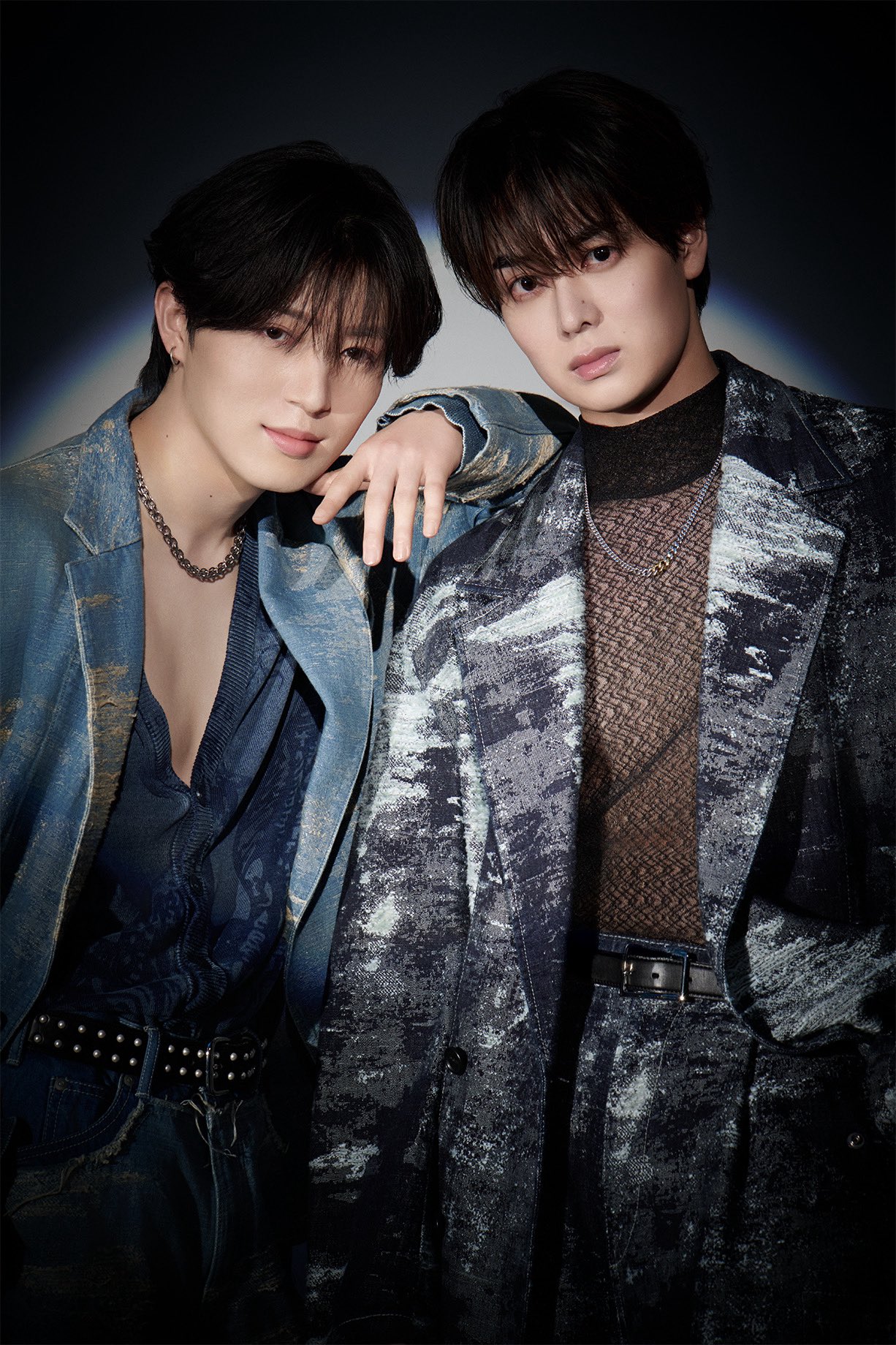 寄り添う西山智樹と前田大輔（ホリプロ公式Xから）