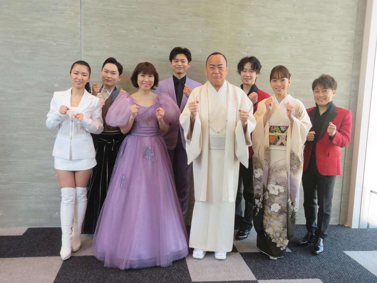 シブヤエンタメ祭「JAME歌謡祭」に出席した、左から田中あいみ、彩青、水森かおり、二見颯一、細川たかし、ヤマト、杜このみ、ヒカル（撮影・川田和博）