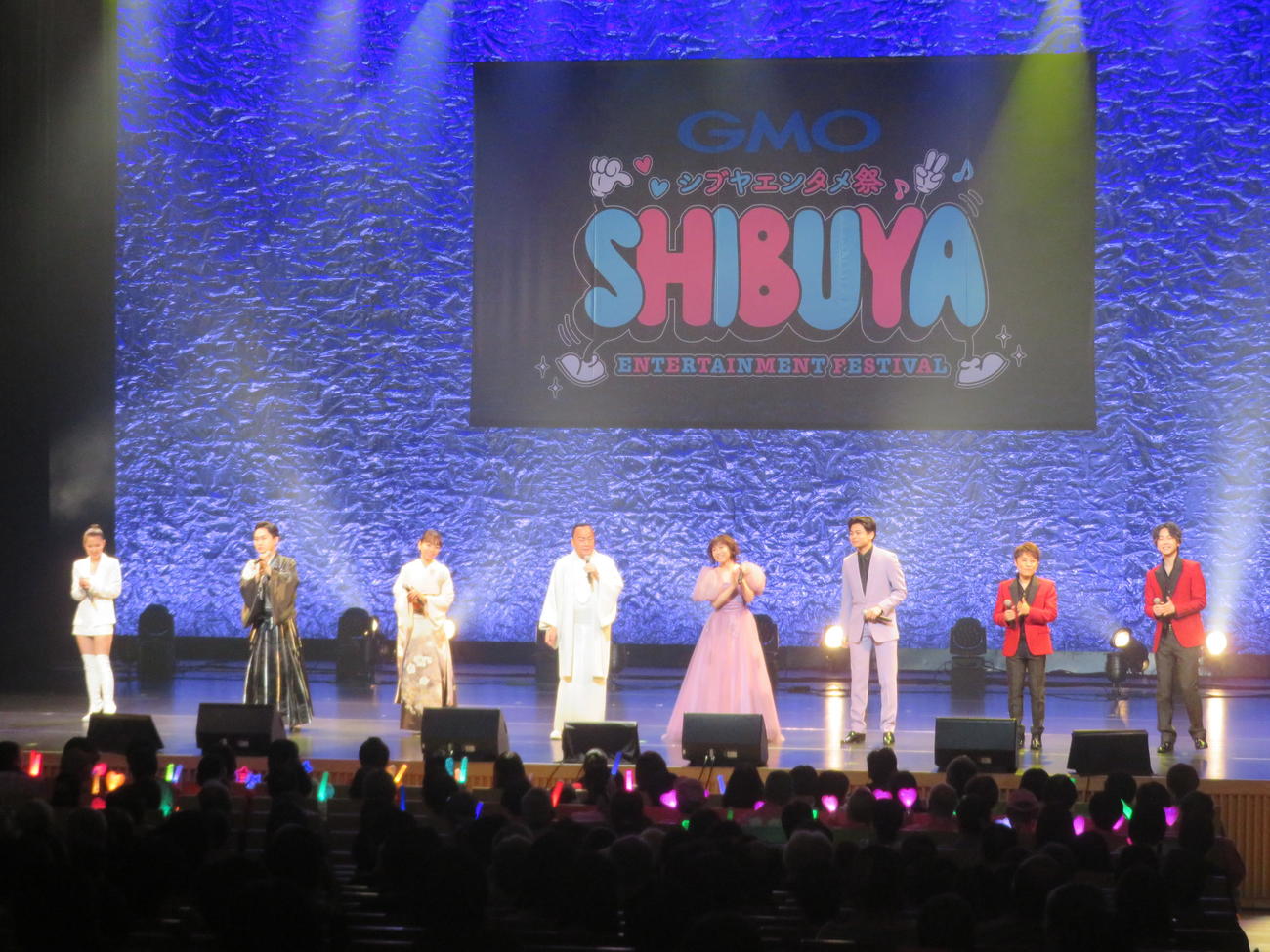 シブヤエンタメ祭「JAME歌謡祭」で歌う、左から田中あいみ、彩青、杜このみ、細川たかし、水森かおり、二見颯一、ヒカル、ヤマト（撮影・川田和博）