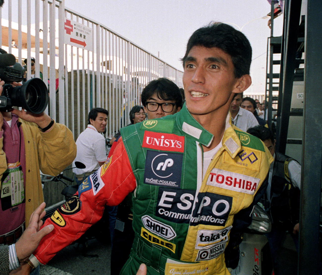 1990年10月21日　日本GPで3位に入り日本人初の表彰台に立ち笑顔の鈴木亜久里