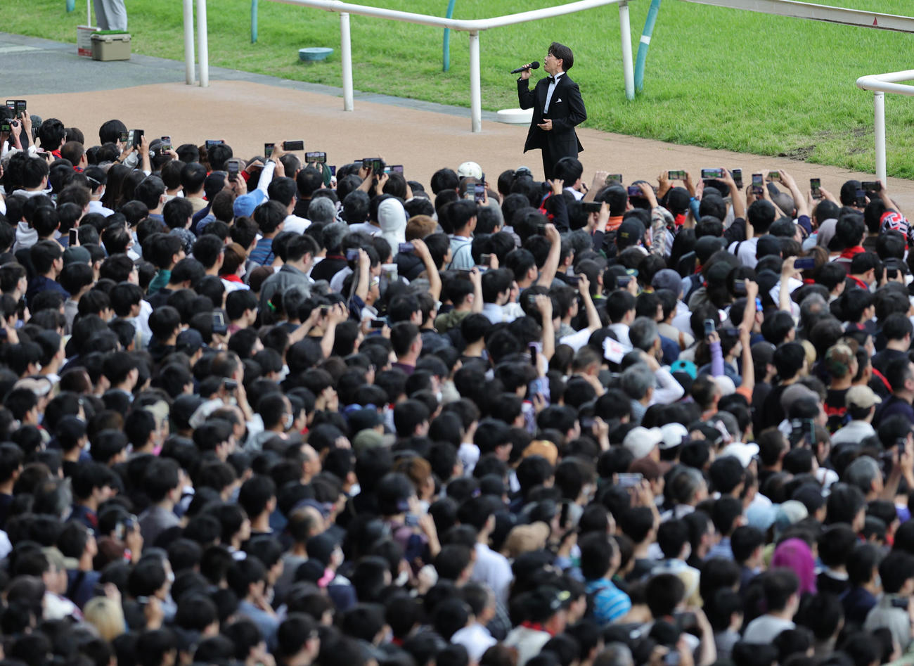 日本ダービーを前に、君が代を独唱する山崎育三郎（撮影・野上伸悟）