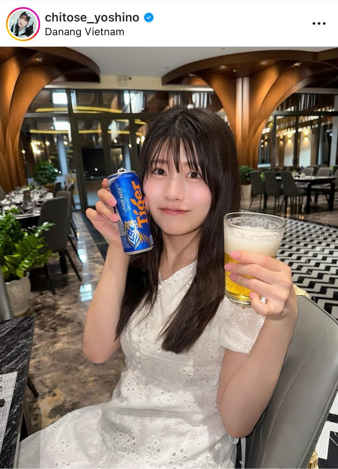 白のワンピースでビールを楽しむちとせよしの（インスタグラムから）