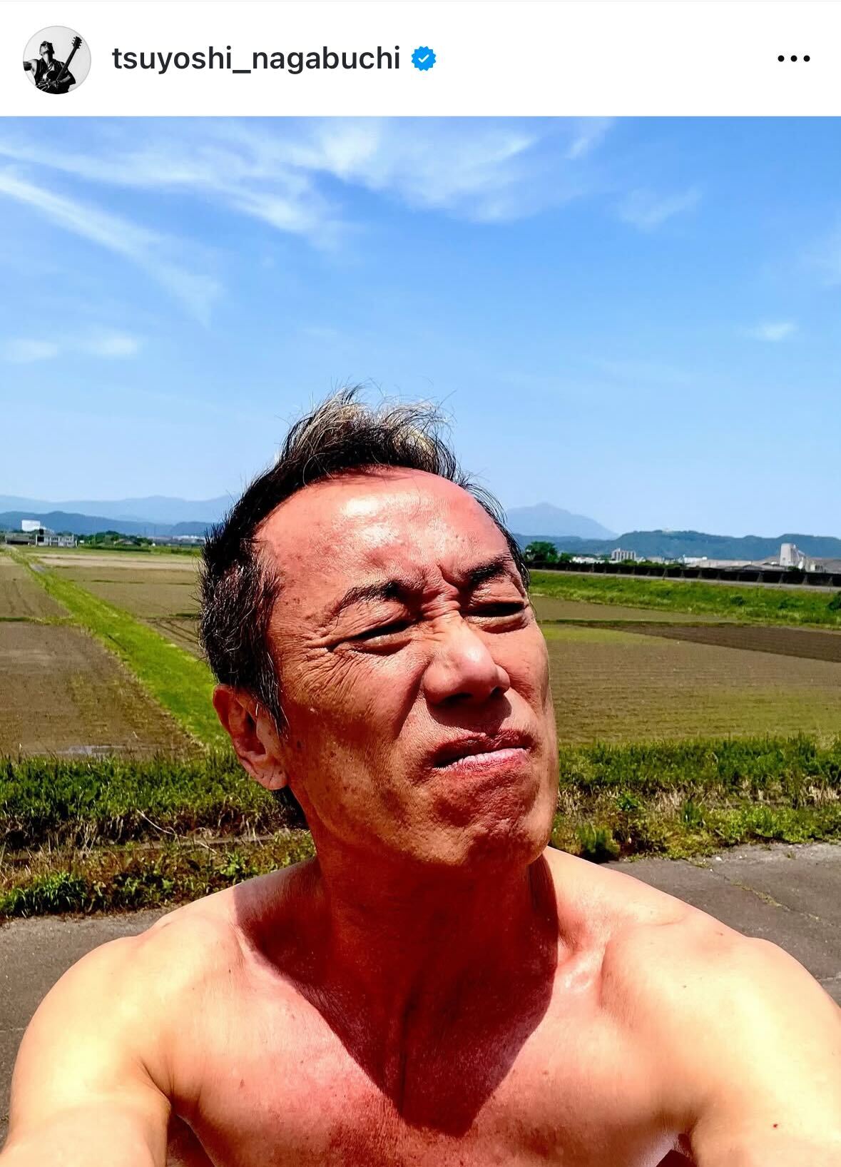 上半身裸で熱い思いを語る長渕剛（インスタグラムから）
