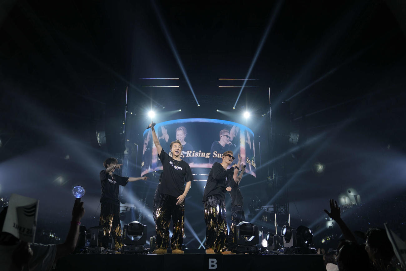 「EXILE LIVE TOUR 2025“WHAT IS EXILE”」最終公演でパフォーマンスする、EXILE TAKAHIRO（中央左）とEXILE ATSUSHI