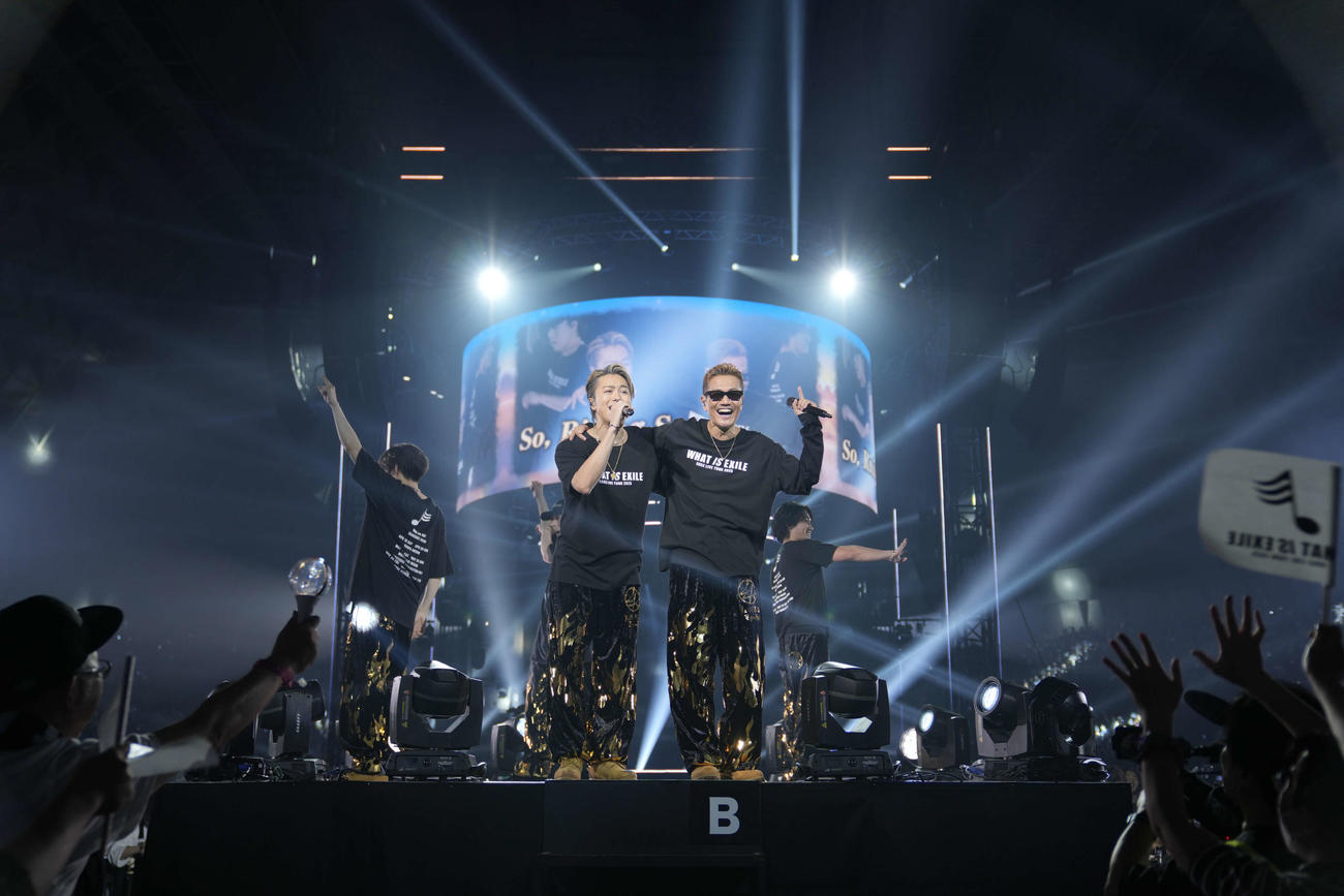 肩を組むEXILE TAKAHIROとEXILE ATSUSHI