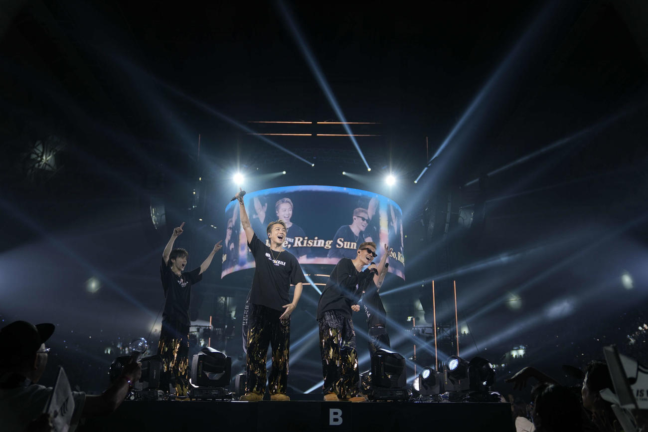 「EXILE LIVE TOUR 2025“WHAT IS EXILE”」最終公演でパフォーマンスする、EXILE TAKAHIRO（中央左）とEXILE ATSUSHI