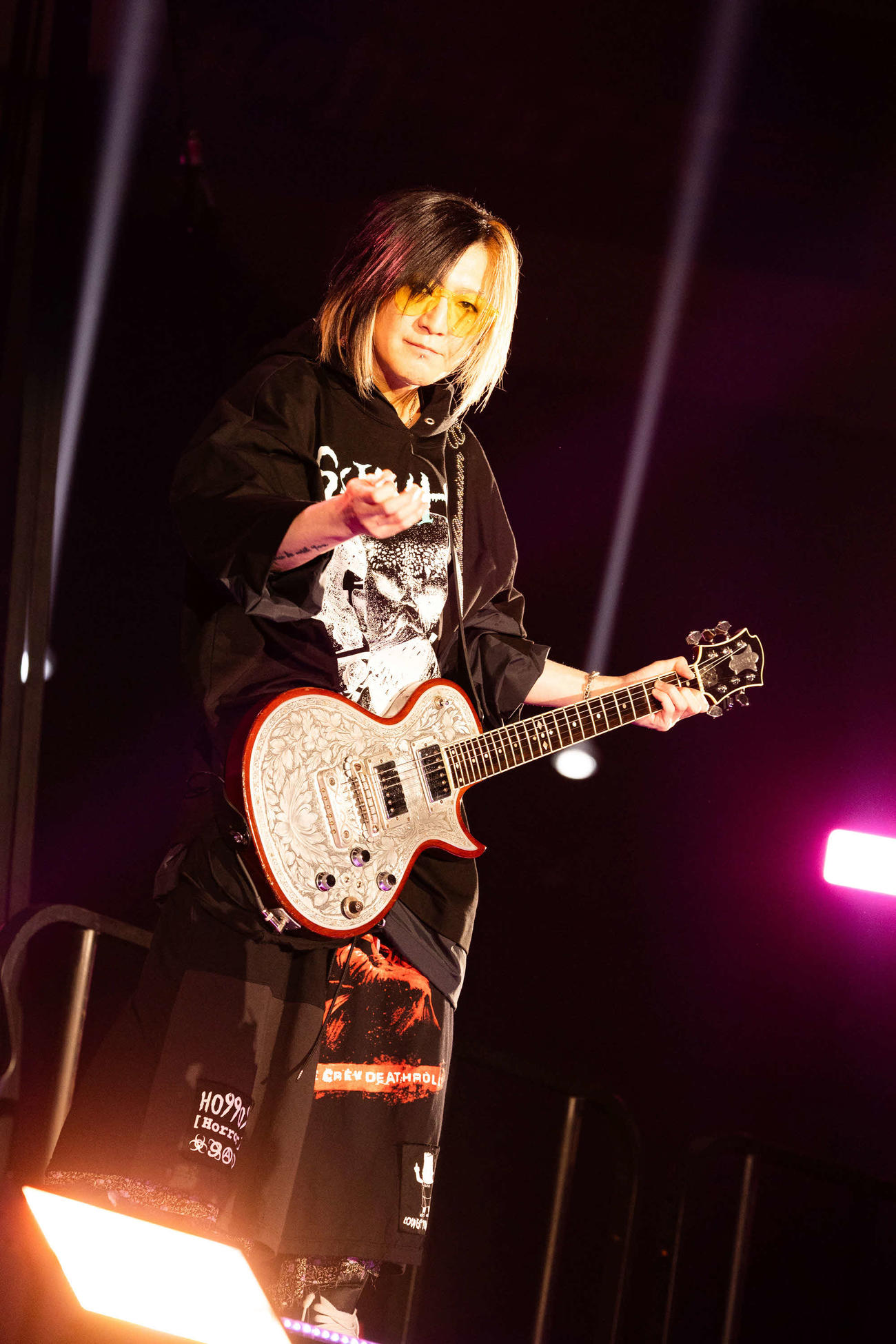 演奏するHISASHI