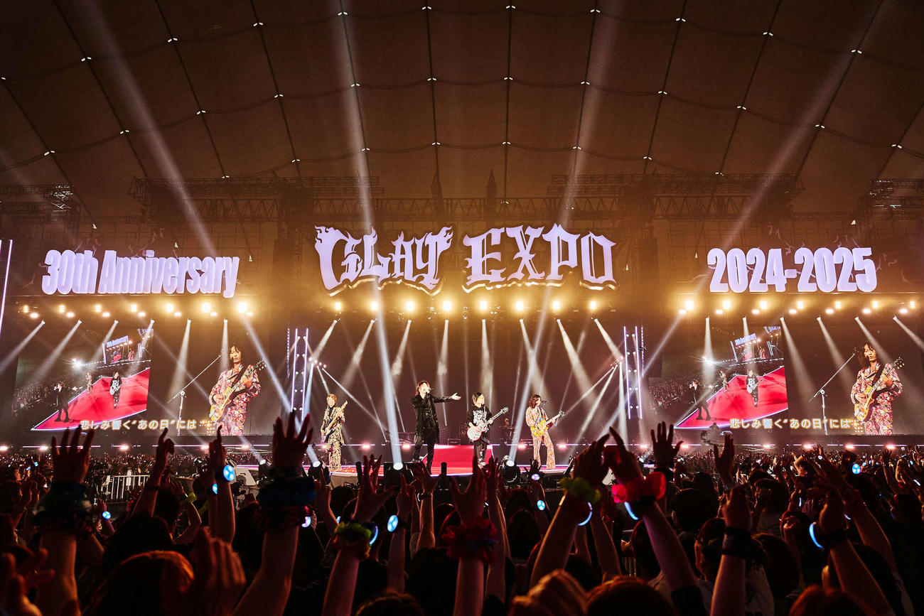 パフォーマンスするGLAY。左からJIRO、TERU、HISASHI、TAKURO