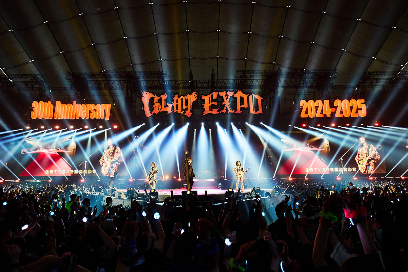 パフォーマンスするGLAY