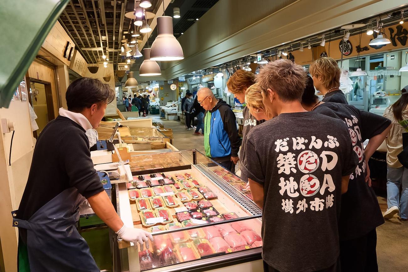 「SUSHI PARTY」Tシャツを着てまぐろ専門店「樋栄」で熱心に説明に耳を傾けた