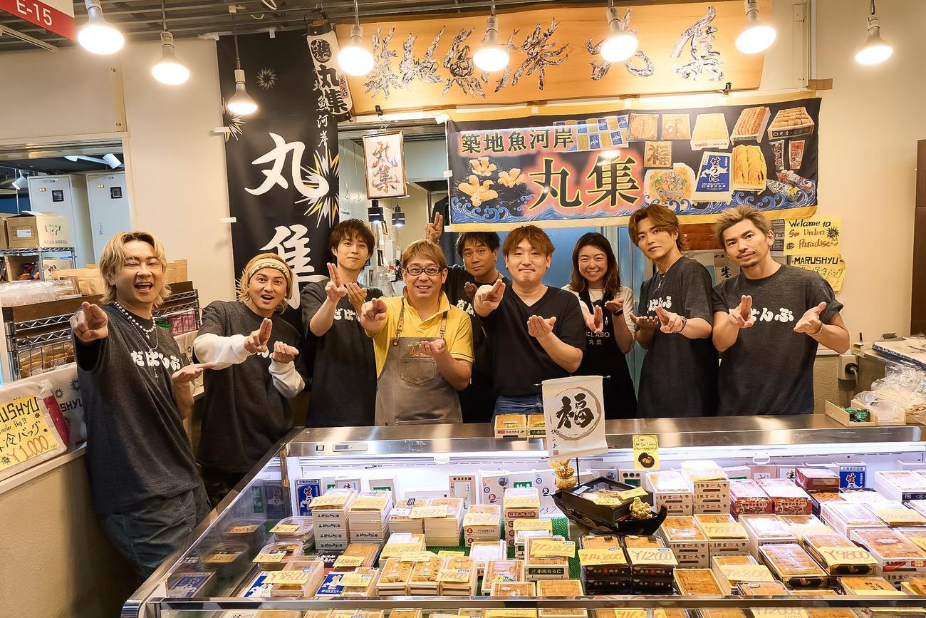 ウニで有名な丸集でメンバー全員で店スタッフと「SUSHI PARTY」決めポーズでそろえた