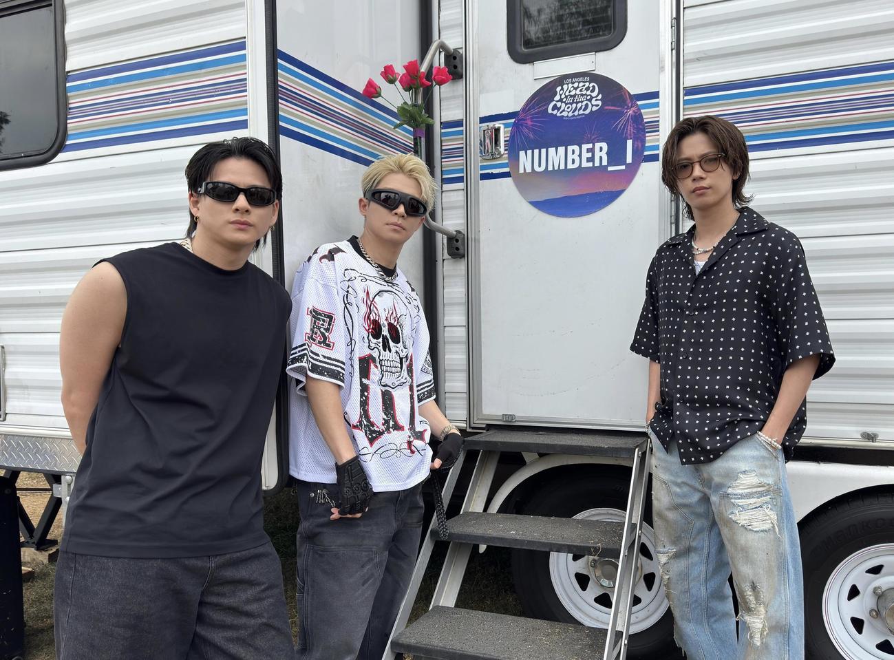 米・音楽フェス「Head In The Clouds」に出演したNumber_iの、左から平野紫耀、岸優太、神宮寺勇太