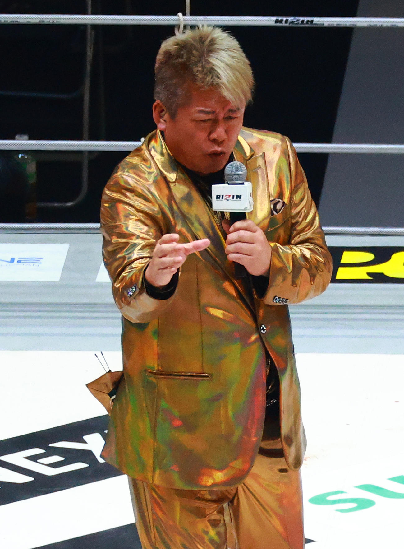 RIZIN男祭りで歌唱を披露する堀江貴文（2025年5月4日撮影）