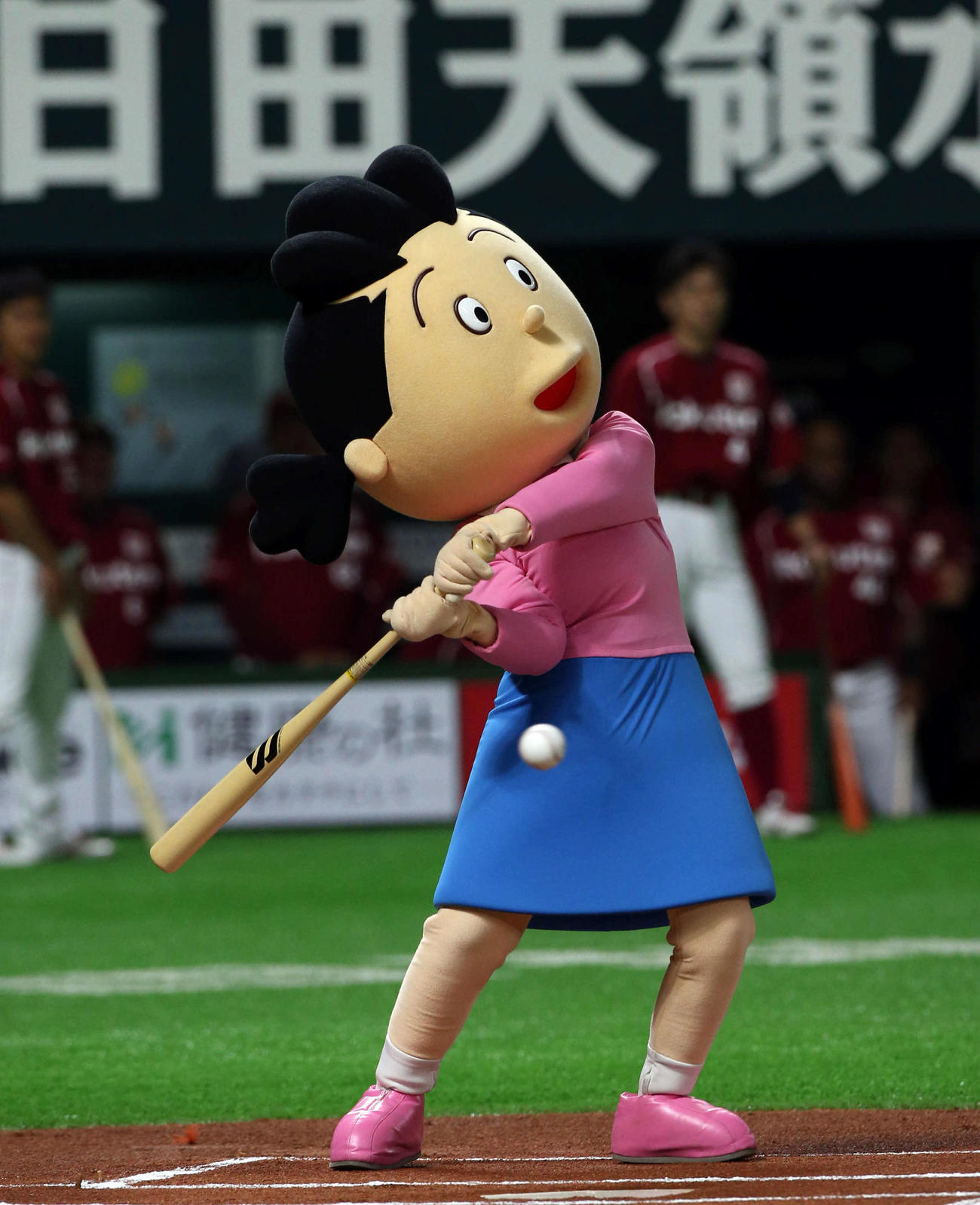 始球式で空振りするサザエさん（2017年4月）