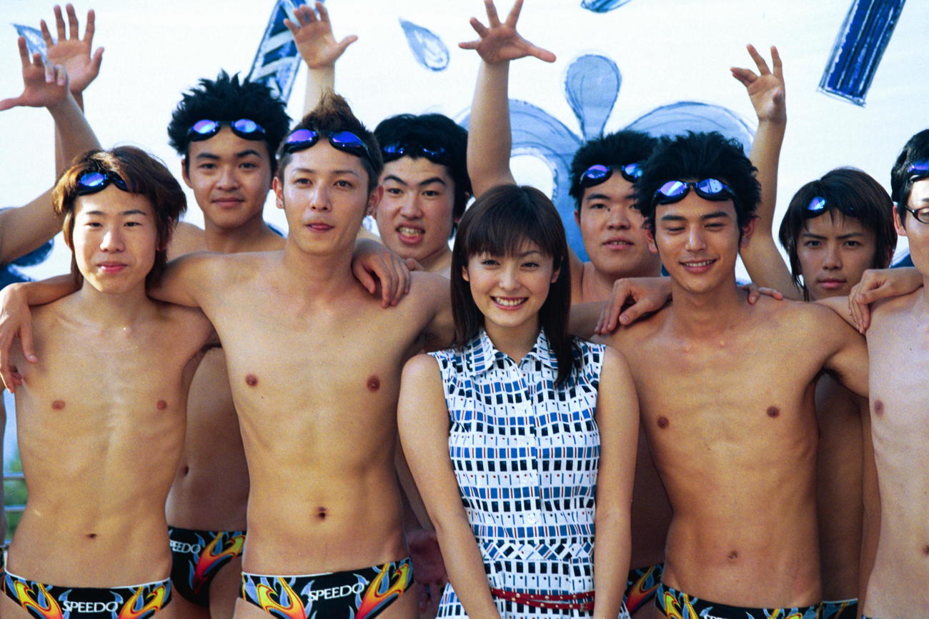 映画「ウォーターボーイズ」完成会見で写真に納まる、前列左2人目から玉木宏、平山綾、妻夫木聡（01年7月撮影）