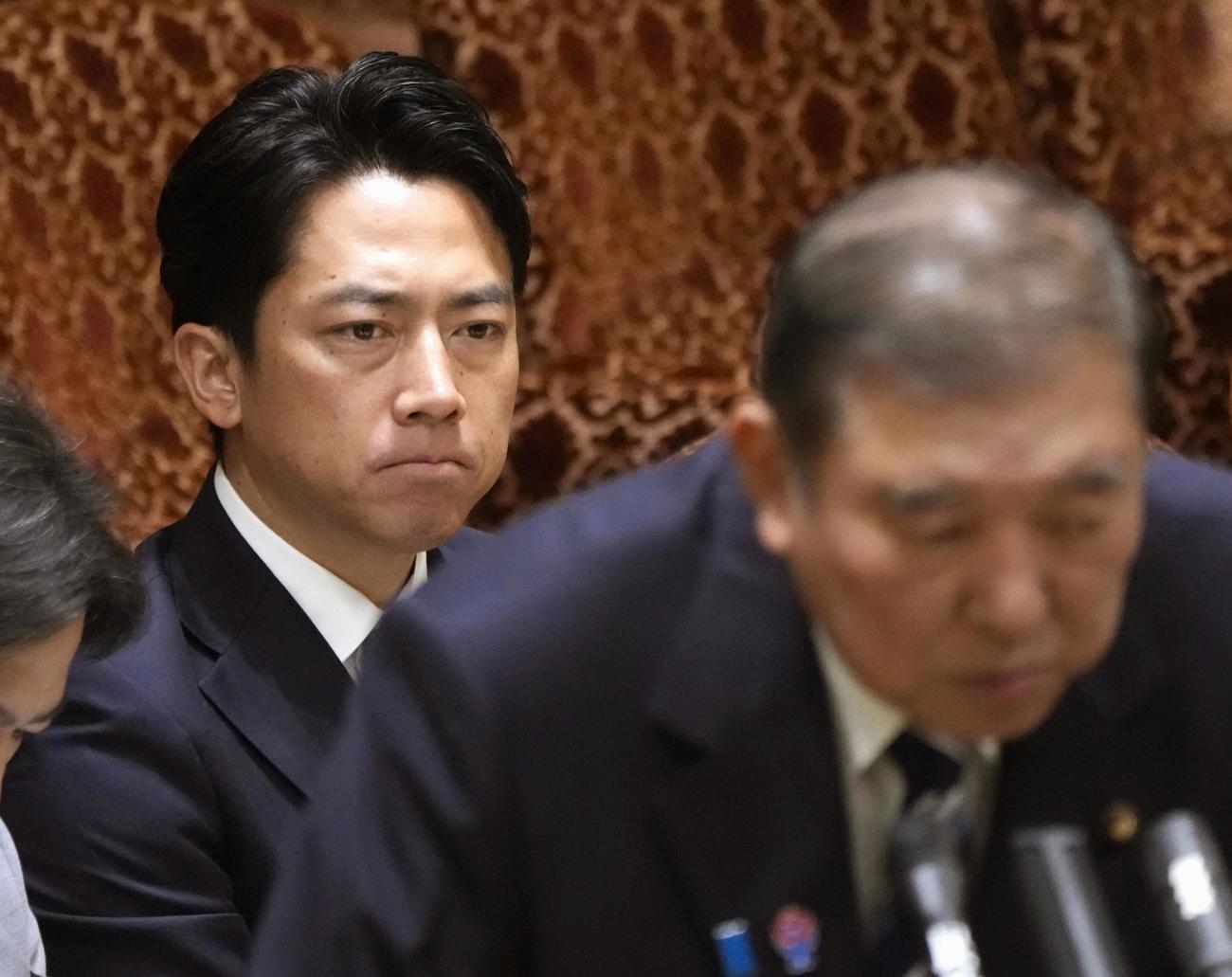 参院予算委の集中審議で石破首相（手前）の答弁を聞く小泉農相＝2日午前（共同）