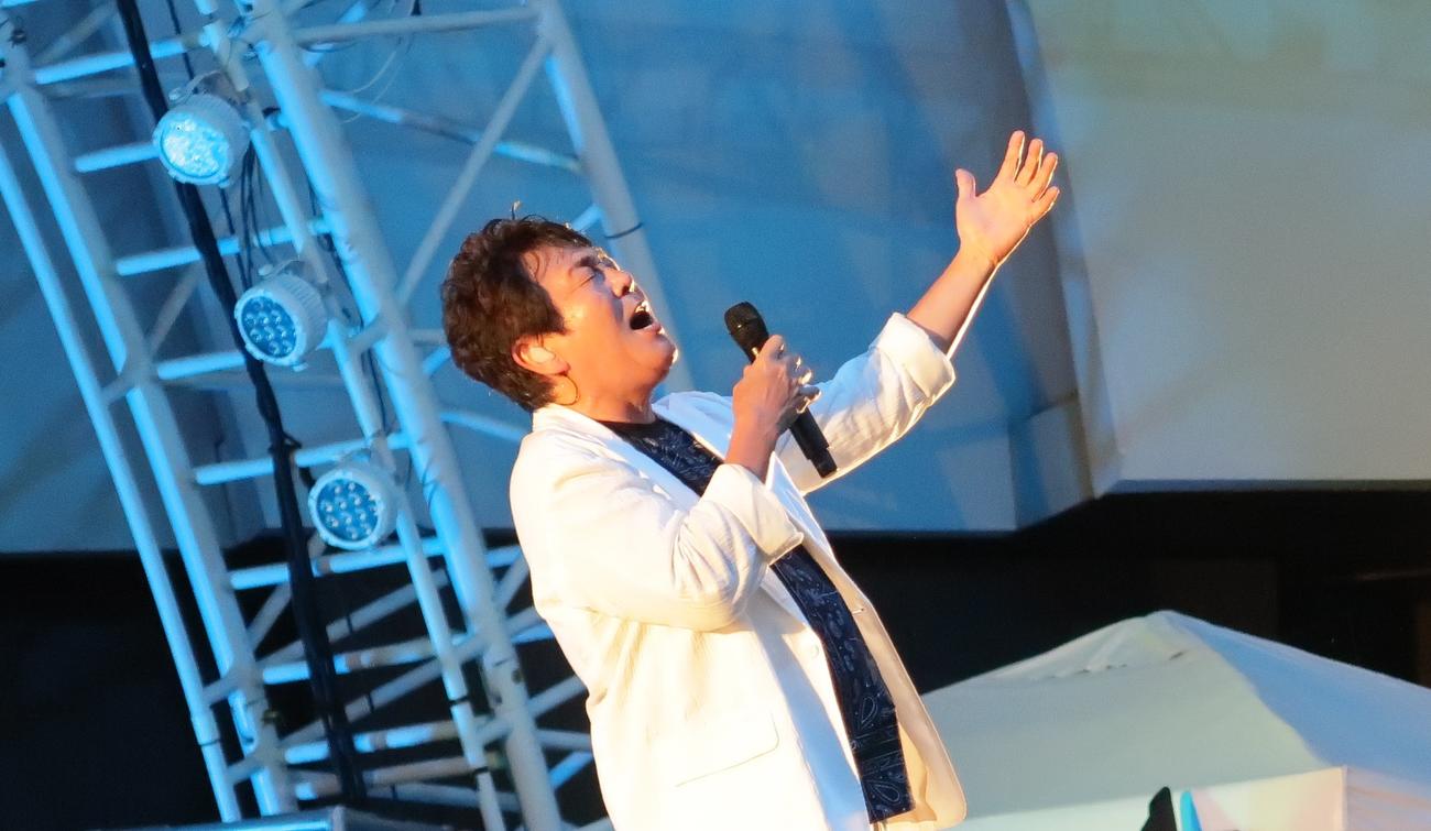 米・ハワイ州ワイキキシェルでの40周年記念ライブで歌う前田亘輝