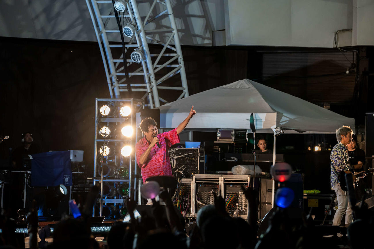 米・ハワイ州ワイキキシェルでの40周年記念ライブで歌う前田亘輝