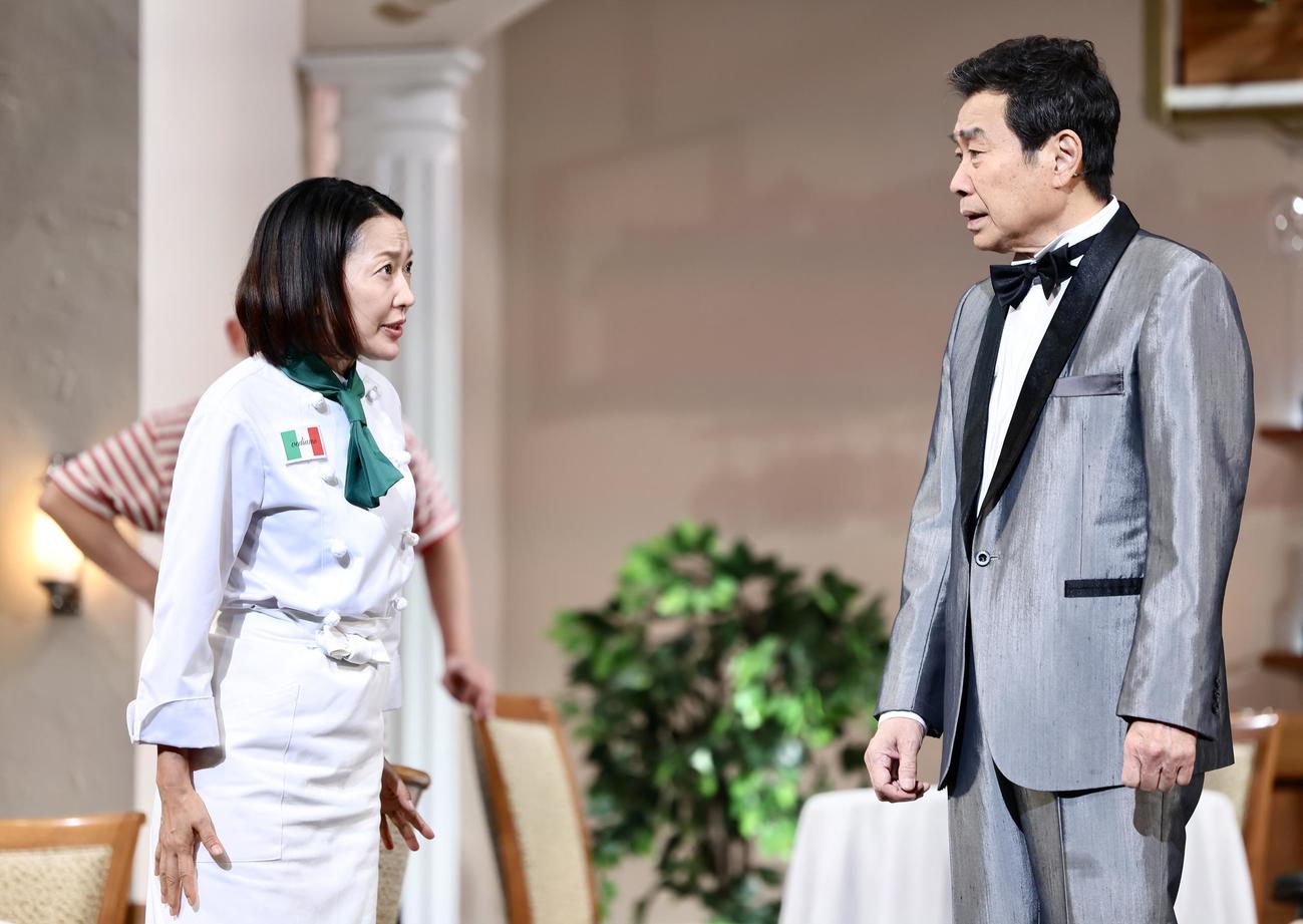 演技を披露する羽田美智子（左）と三宅裕司（撮影・河田真司）