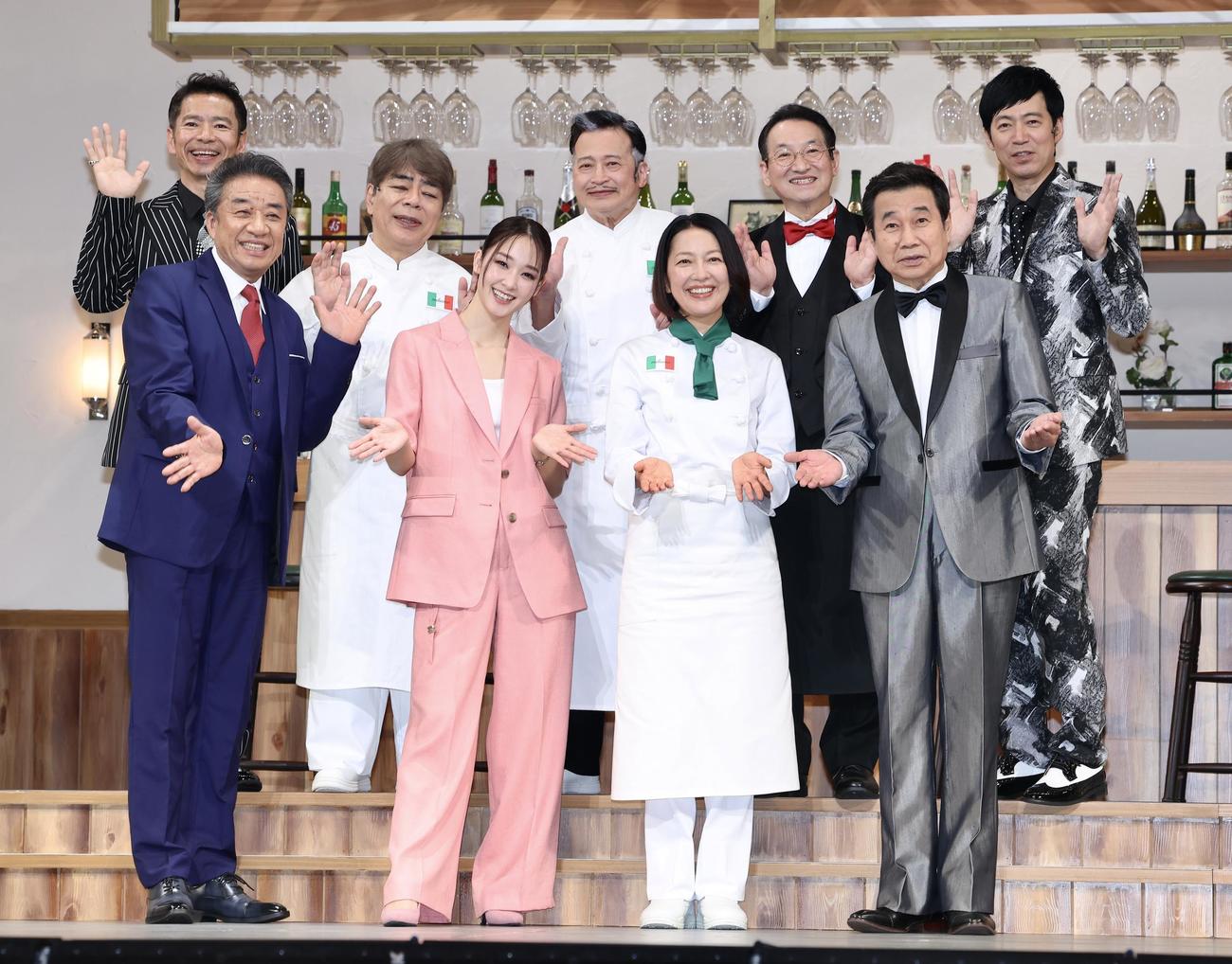取材会後のフォトセッションで写真に納まる、前列左から渡辺正行、剛力彩芽、羽田美智子、三宅裕司、後列左から深沢邦之、小倉久寛、ラサール石井、春風亭昇太、東貴博（撮影・河田真司）