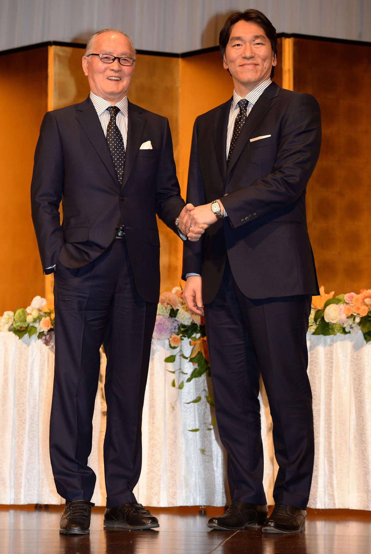 13年5月、おそろいのスーツで長嶋茂雄氏（左）と握手をかわす松井秀喜氏