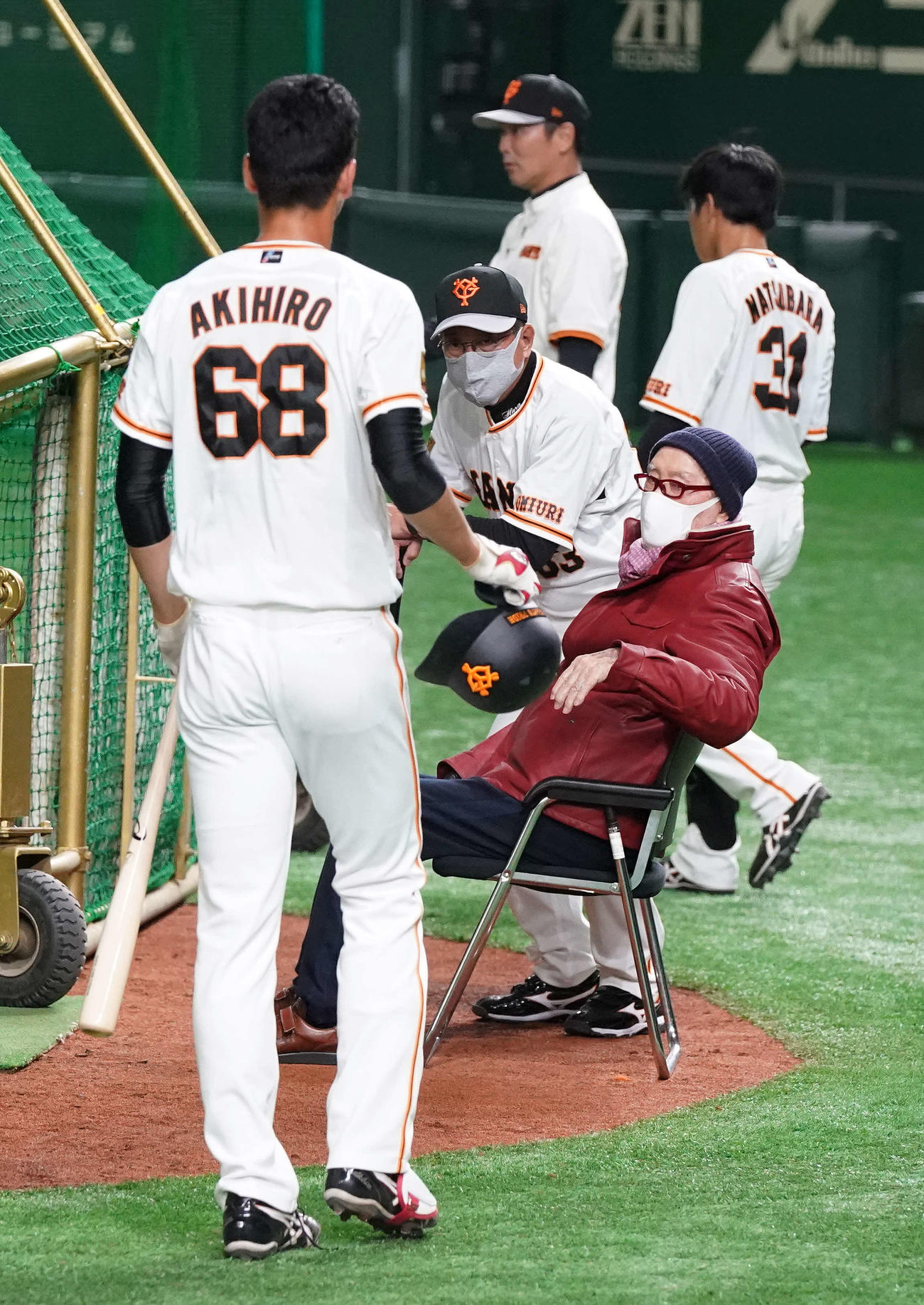 打撃練習する巨人秋広（左）を呼ぶ長嶋終身名誉監督。中央は原監督（2021年3月2日撮影）