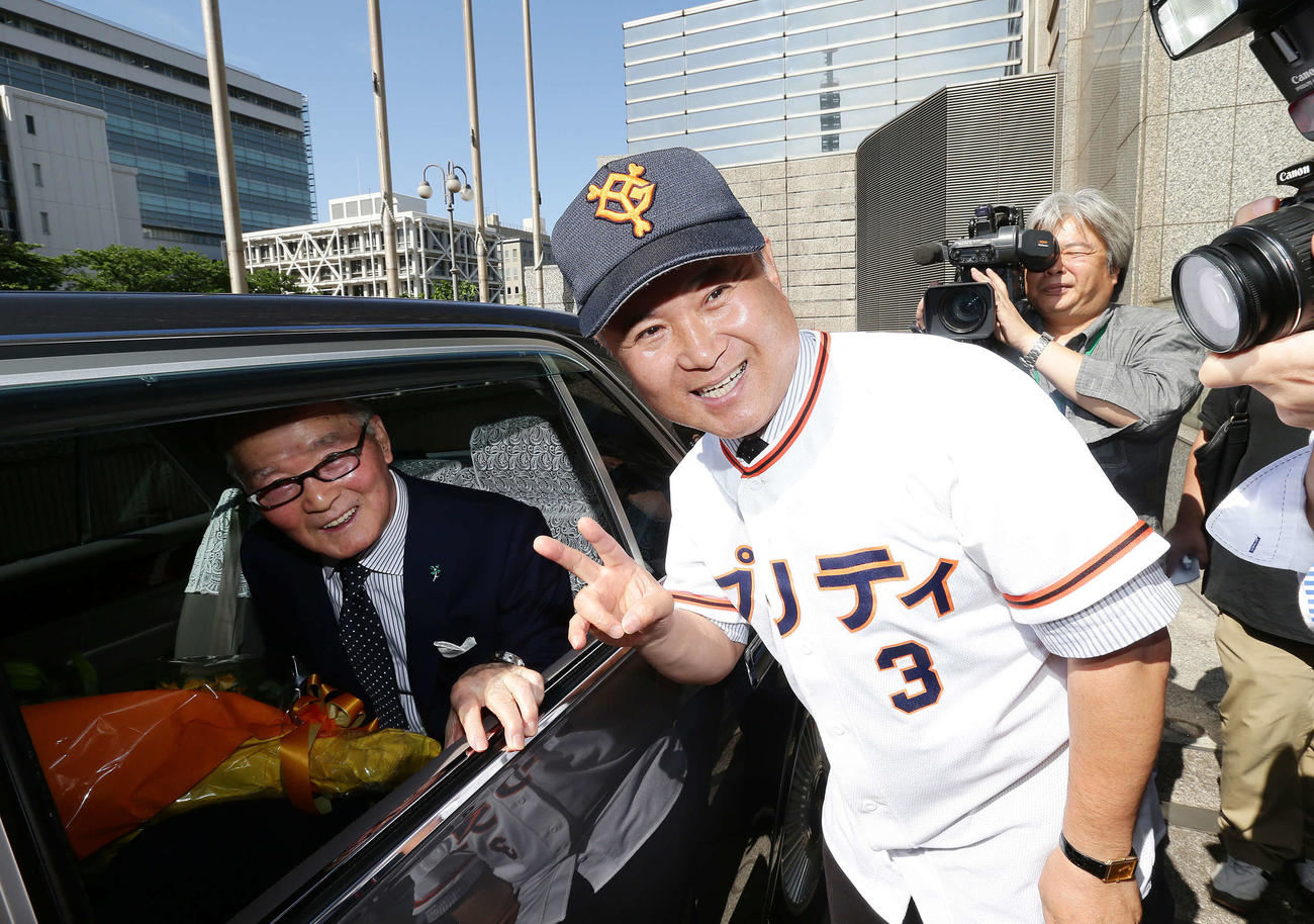千葉県議のプリティ長嶋（右）から花束を受け取り記念撮影する長嶋氏（2013年5月撮影）