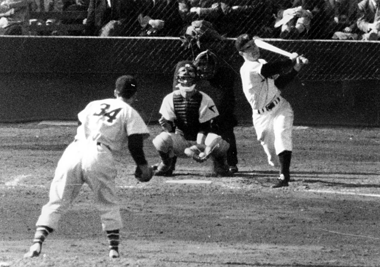 58年セ・リーグ開幕戦に3番サードでスタメン出場をはたしたが国鉄金田正一（手前）に4打席4三振と手玉に取られてしまった巨人長嶋茂雄氏（1958年4月5日）